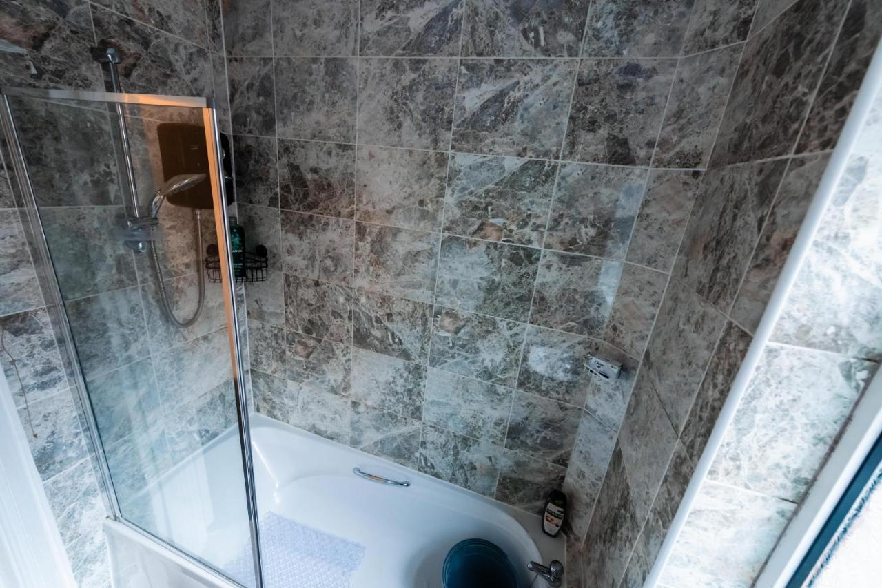 The Private Villa, Northampton Centre, 9 Beds, 5 Bedrooms, Sleeps 12 Dış mekan fotoğraf