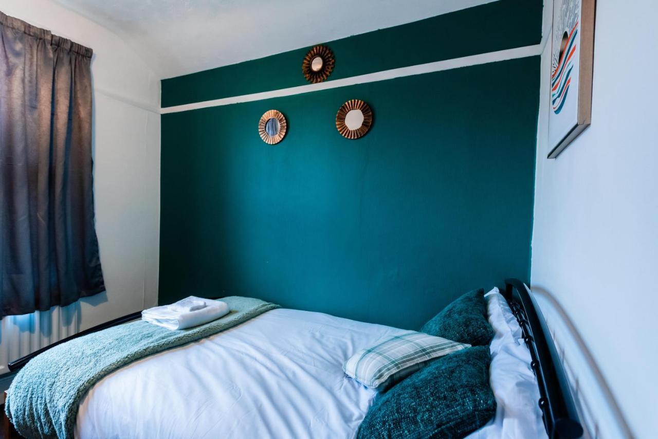 The Private Villa, Northampton Centre, 9 Beds, 5 Bedrooms, Sleeps 12 Dış mekan fotoğraf