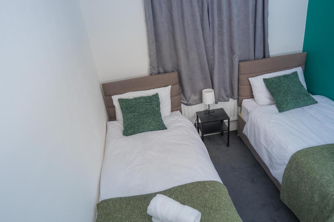 The Private Villa, Northampton Centre, 9 Beds, 5 Bedrooms, Sleeps 12 Dış mekan fotoğraf