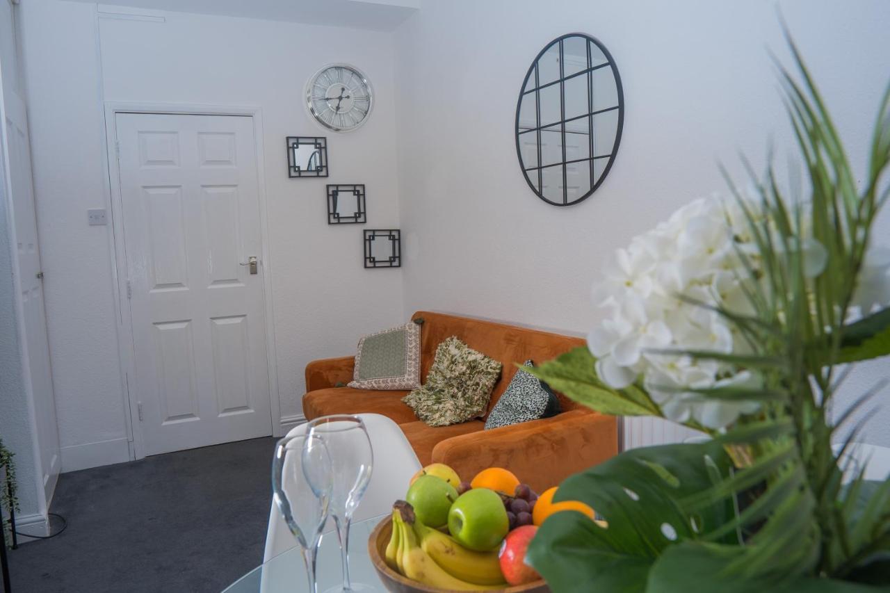 The Private Villa, Northampton Centre, 9 Beds, 5 Bedrooms, Sleeps 12 Dış mekan fotoğraf
