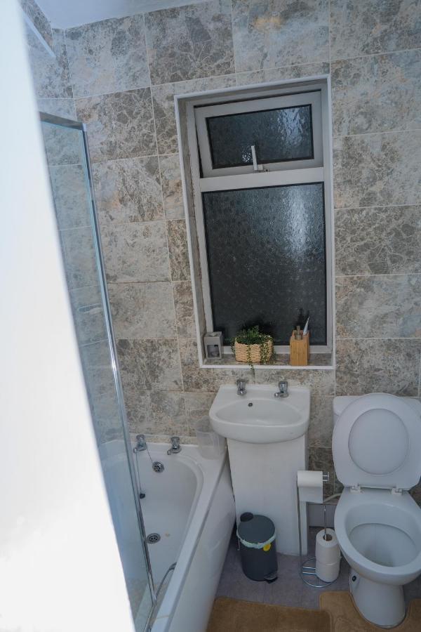 The Private Villa, Northampton Centre, 9 Beds, 5 Bedrooms, Sleeps 12 Dış mekan fotoğraf