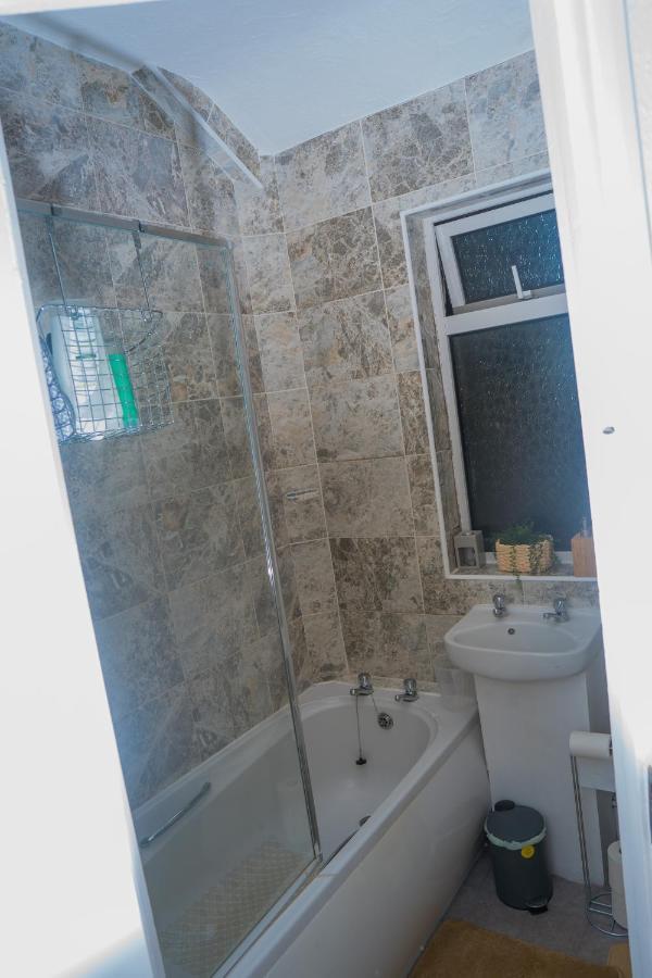 The Private Villa, Northampton Centre, 9 Beds, 5 Bedrooms, Sleeps 12 Dış mekan fotoğraf