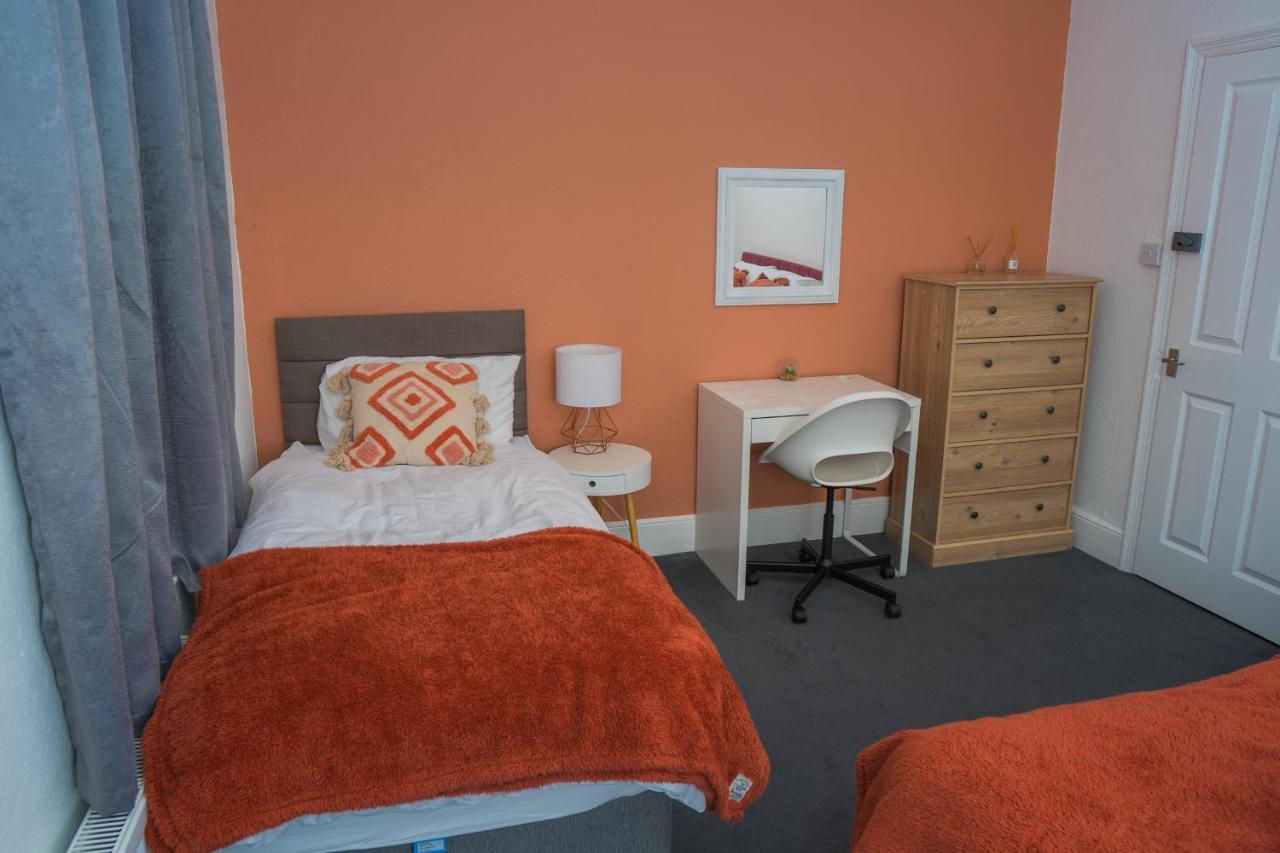 The Private Villa, Northampton Centre, 9 Beds, 5 Bedrooms, Sleeps 12 Dış mekan fotoğraf