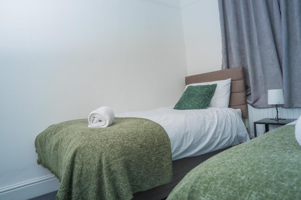The Private Villa, Northampton Centre, 9 Beds, 5 Bedrooms, Sleeps 12 Dış mekan fotoğraf