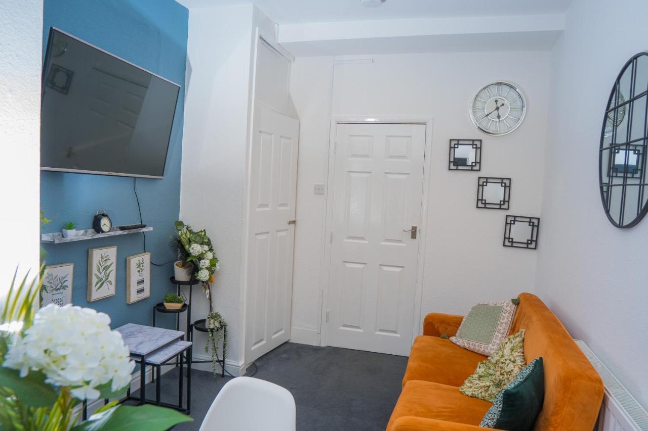 The Private Villa, Northampton Centre, 9 Beds, 5 Bedrooms, Sleeps 12 Dış mekan fotoğraf