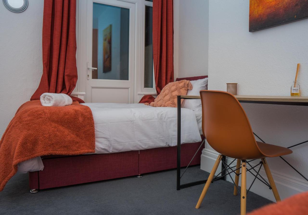 The Private Villa, Northampton Centre, 9 Beds, 5 Bedrooms, Sleeps 12 Dış mekan fotoğraf