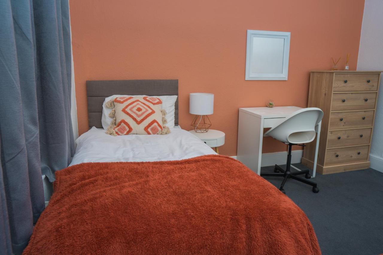 The Private Villa, Northampton Centre, 9 Beds, 5 Bedrooms, Sleeps 12 Dış mekan fotoğraf